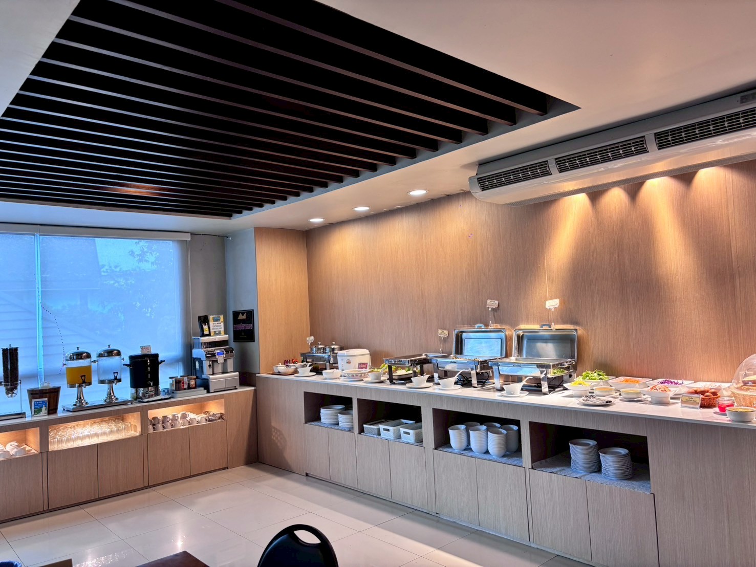 ไลน์อาหารบุฟเฟ่ในห้องอาหารเช้าของ KM KWANPHAYAO HOTEL