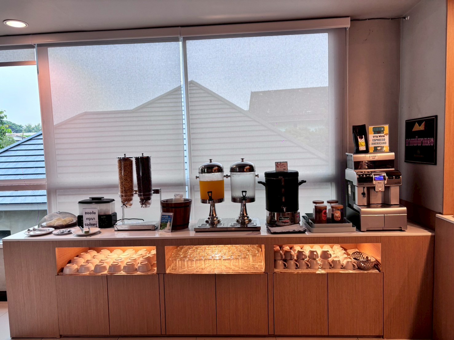 มุมเครื่องดื่ม ซีเรียล และกาแฟในห้องอาหารเช้าของ KM KWANPHAYAO HOTEL