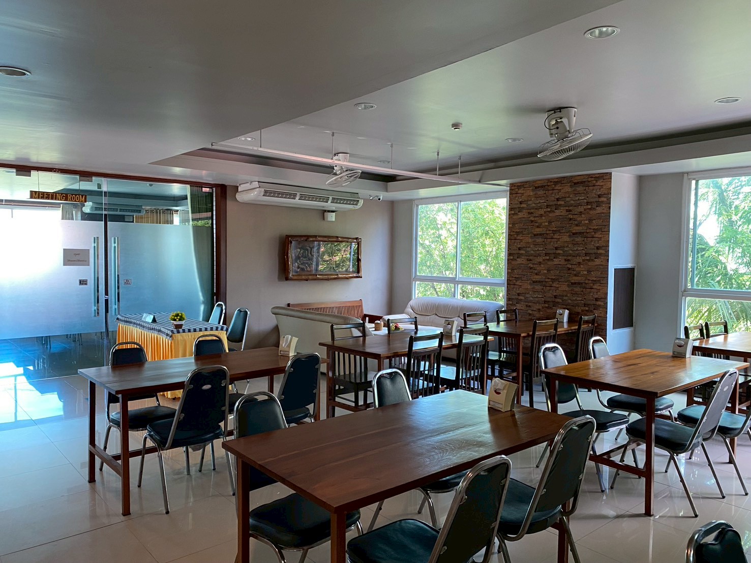 อีกมุมของพื้นที่นั่งรับประทานอาหารในห้องอาหารเช้าของ KM KWANPHAYAO HOTEL