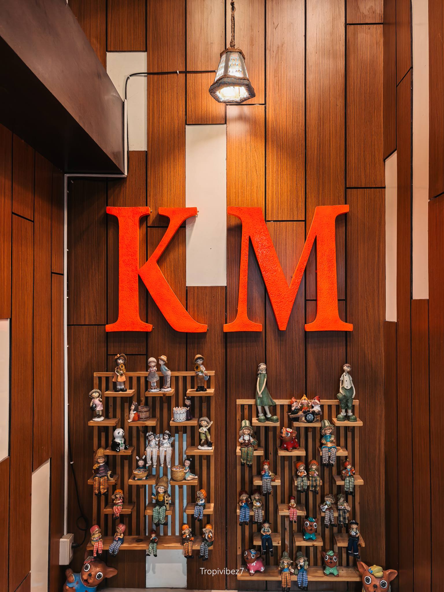 มุมตกแต่งโลโก้ KM ภายในล็อบบี้ของ KM KWANPHAYAO HOTEL