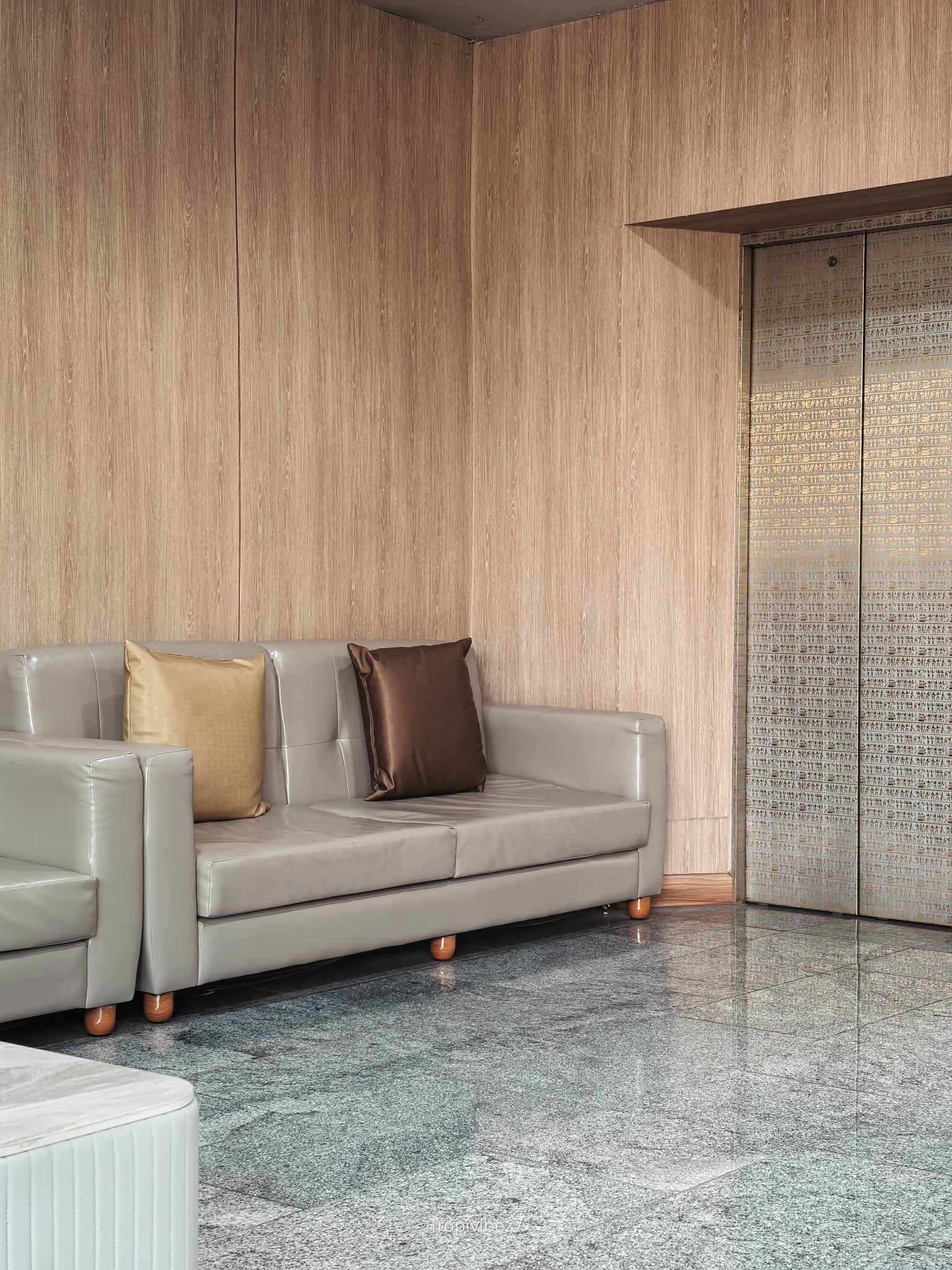 พื้นที่นั่งพักภายในล็อบบี้ใกล้ลิฟต์ของ KM KWANPHAYAO HOTEL